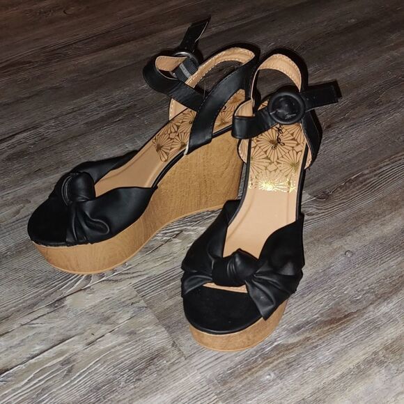 Qupid faux leather knot peep toe wedges Sz 8.5 - Picture 1 of 8